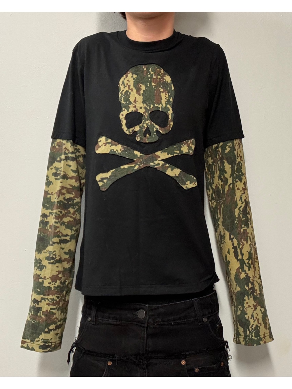 Street Fashion In China - เสื้อแขนยาวลายพรางสไตล์อเมริกันเรโทรปี 2026 แบบสองชิ้นต่อผ้า ดีไซน์โครงกระดูก แนวพังก์ สตรีทแฟชั่น