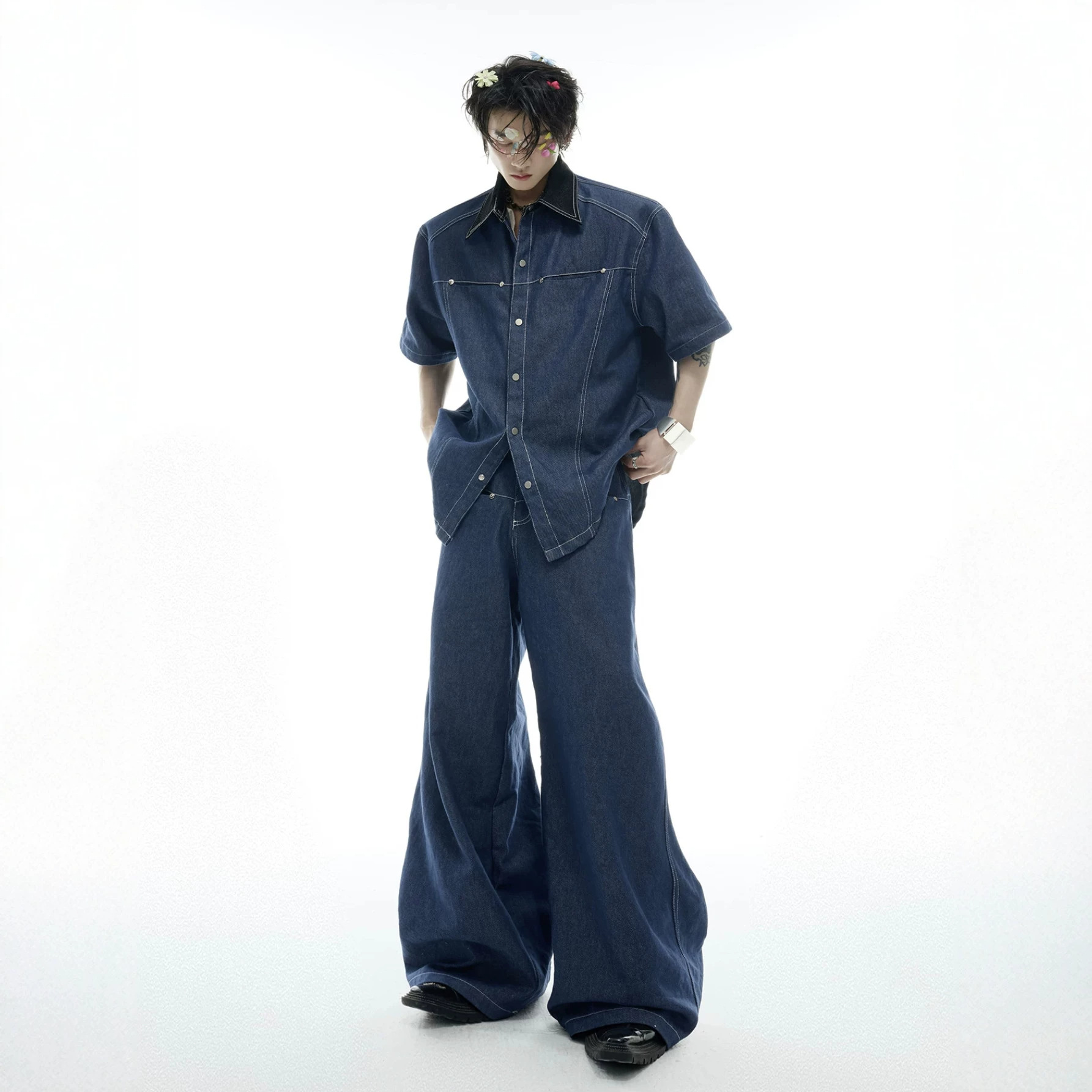 Street Fashion Denim - ชุดเซ็ตยีนส์ผู้ชายสไตล์อเมริกันแฟชั่นฤดูร้อน เสื้อเชิ้ตแขนสั้นปก PU ตัดต่อผ้า กางเกงยีนส์ขาบาน ชุดสองชิ้น