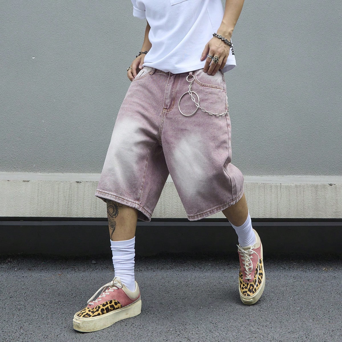 Street Fashion Art - กางเกงยีนส์ขาสั้นผู้ชายสีชมพูไล่เฉดสี วินเทจ ทรงหลวม ขากว้าง สไตล์สตรีทแวร์ โอเวอร์ไซส์