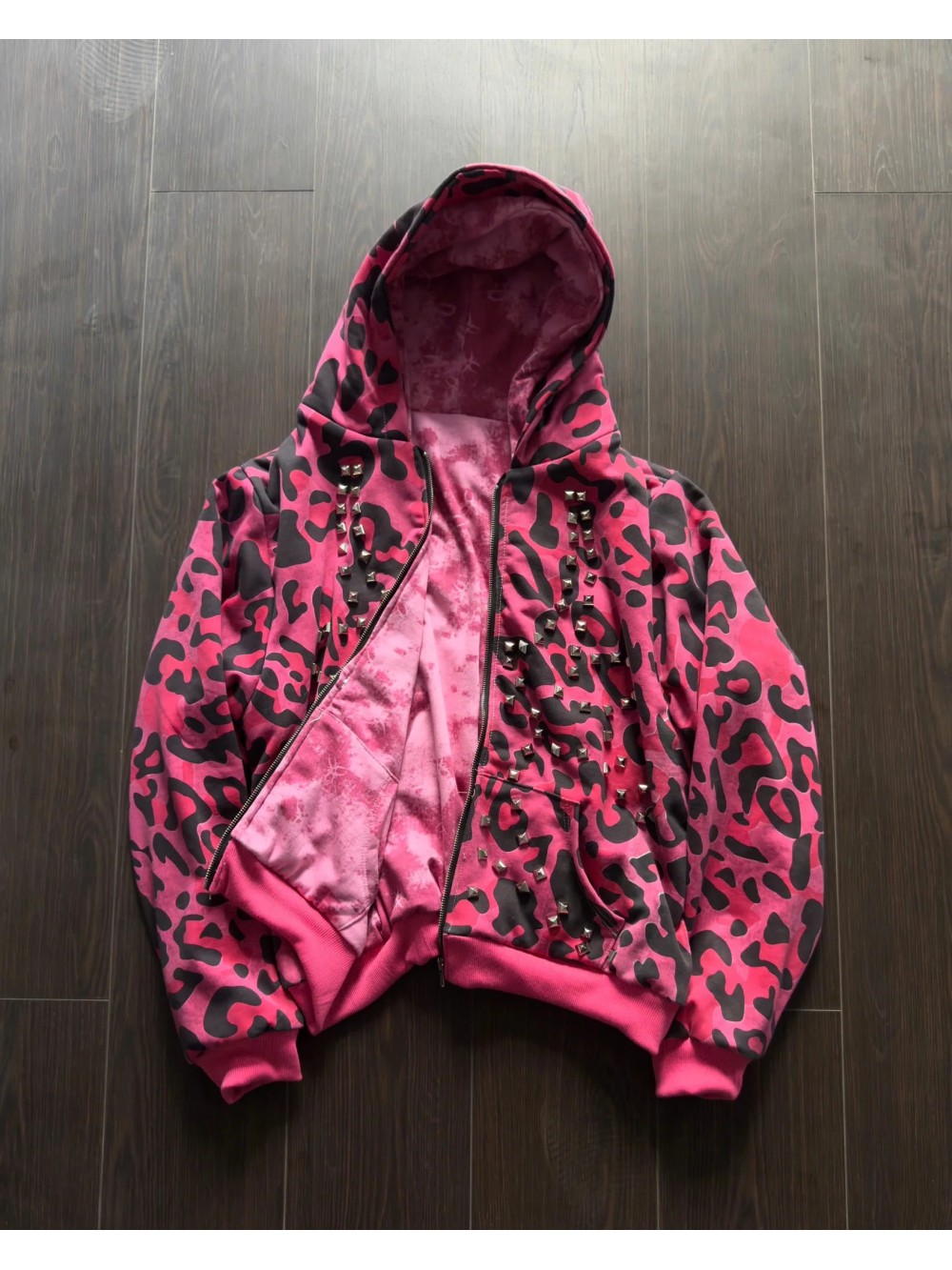 Street Fashion Zip Up Hoodie - เสื้อฮู้ดแฟชั่นใหม่สำหรับฤดูใบไม้ร่วงและฤดูหนาว สีชมพูลายเสือดาว ตกแต่งหมุดโลหะที่ด้านข้างทั้งสองด้าน