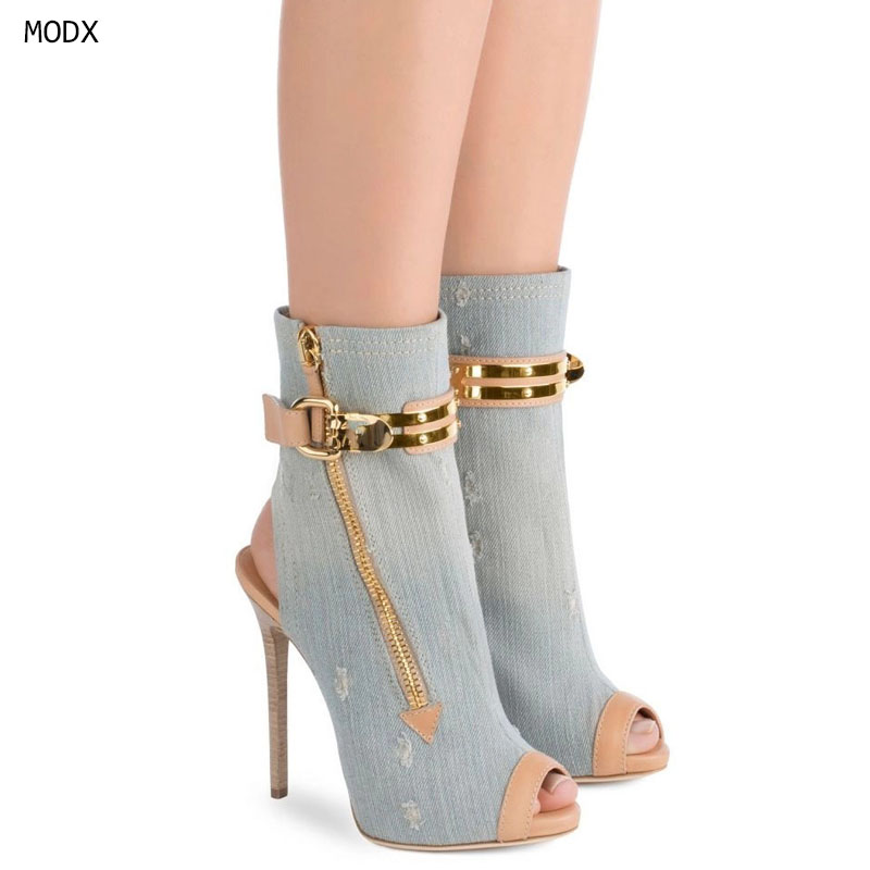 Street Fashion Denim - รองเท้าบูทข้อเท้าส้นเข็มแบบเปิดนิ้วเท้าผ้าเดนิมสำหรับผู้หญิง ปี 2026 แต่งซิปและหัวเข็มขัดสีทอง เหมาะสำหรับงานปาร์ตี้ คลับ