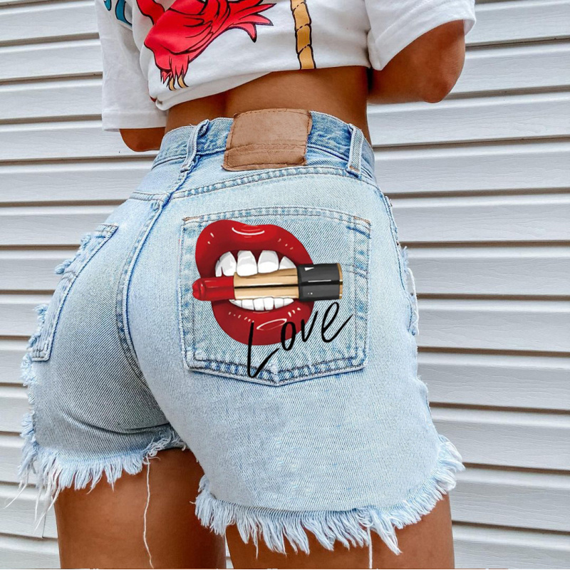 Street Fashion Denim - กางเกงยีนส์ขาสั้นสไตล์สตรีทแฟชั่นฤดูร้อนสำหรับผู้หญิง แต่งขอบขาดแบบกัดขอบ พร้อมเครื่องประดับแฟชั่น
