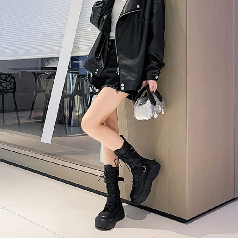 รองเท้าบูทหุ้มข้อหนังสีดำแบบผู - Street Fashion Trend 2025 บทวิจารณ์และราคา